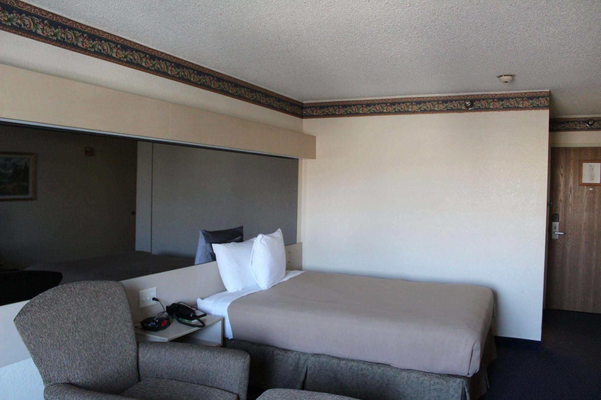 ทราเวลลอดจ์ ฟอร์ต สกอตต์ Hotel Fort Scott ภายนอก รูปภาพ